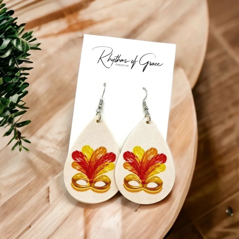 🎭 Catch the Festive Spirit with Our NWT Mardi Gras Mask Dangle Earrings! 🎭